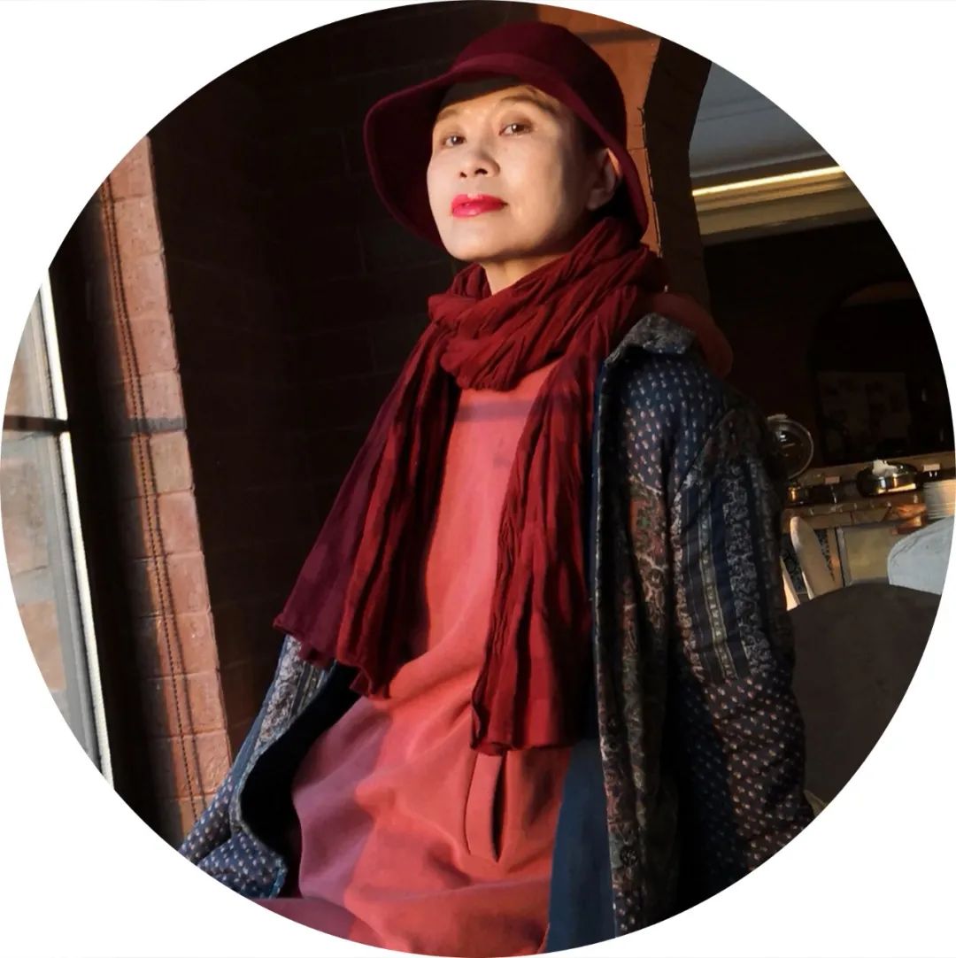 海男，作家，詩人，畫家。畢業(yè)于魯迅文學(xué)院·北京師范大學(xué)文藝?yán)碚撗芯可唷Ｖ锌缥谋緦懽骷?、長篇小說集、散文集、詩歌集九十多部。有多部作品已被翻譯成冊，遠(yuǎn)渡海外。曾獲劉麗安詩歌獎、中國新時期十大女詩人殊榮獎、中國女性文學(xué)獎、第六屆魯迅文學(xué)獎（詩歌獎）等?，F(xiàn)居云南昆明。