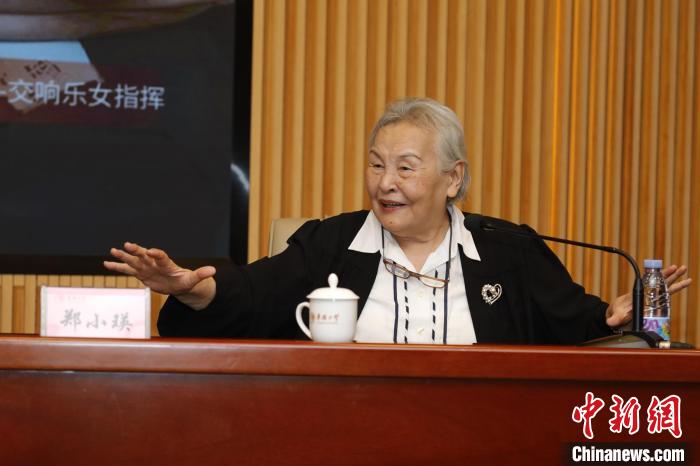 10月18日，鄭小瑛走進(jìn)華僑大學(xué)泉州校區(qū)，為學(xué)子們帶來專題講座——“洋戲中唱”藝術(shù)分享會(huì)。劉沛 　攝