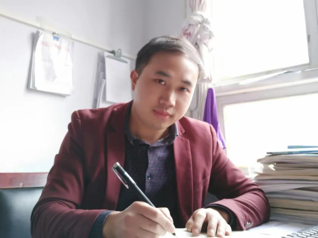 田興家 貴州人，1991年生。作品發(fā)表于《民族文學(xué)》《山花》《湘江文藝》《作品》《野草》《廣州文藝》《湖南文學(xué)》等刊物，有小說被《小說選刊》轉(zhuǎn)載。