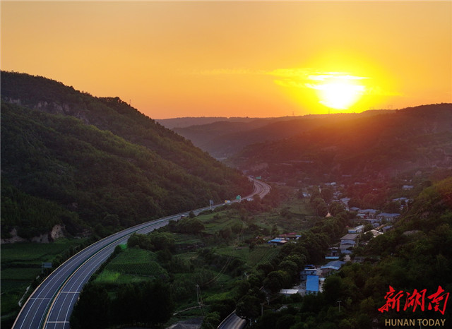 夕陽下的榆藍高速。