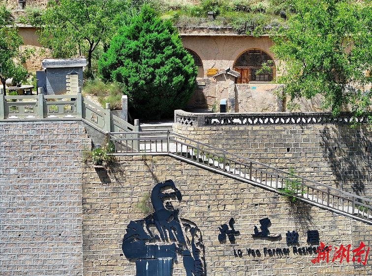 清澗縣石嘴驛鎮(zhèn)王家堡村，路遙出生的窯洞就在國道邊一面土坡上。