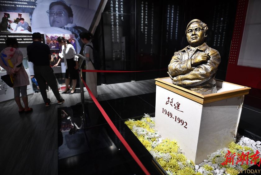 清澗縣石嘴驛鎮(zhèn)路遙紀念館路遙雕像。