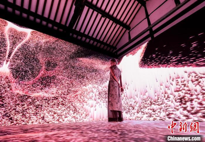 創(chuàng)作者以前沿科技表達(dá)，發(fā)掘古代藝術(shù)精髓的思維深度與精神內(nèi)涵。(瑞安新天地供圖)