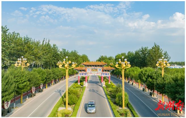 賈家莊村騰飛門。