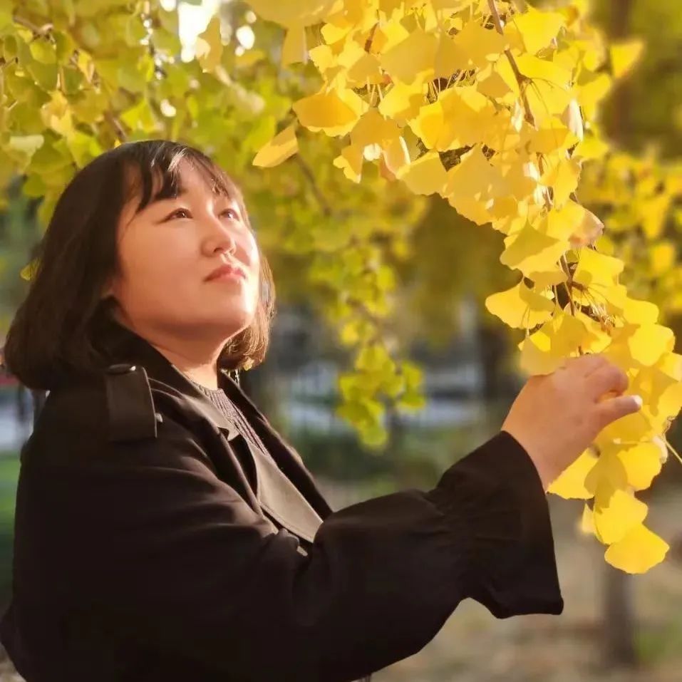 劉云芳， 中國作家協(xié)會會員，河北文學院簽約作家。作品主要發(fā)表于《北京文學》《天涯》《青年文學》《散文》《散文選刊》等報刊。曾兩次獲得香港青年文學獎，并獲得孫犁散文獎雙年獎、孫犁文學獎、河北文藝貢獻獎。已出版散文集《木頭的信仰》《給樹把脈的人》《陪你變成魚》，童話《奔跑的樹枝馬》《老樹洞婆婆的故事》。