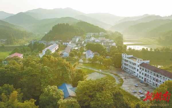 山清水秀的汨羅市三江鎮(zhèn)八景村。本版照片除資料照片外均為湖南日報全媒體記者 李健 攝