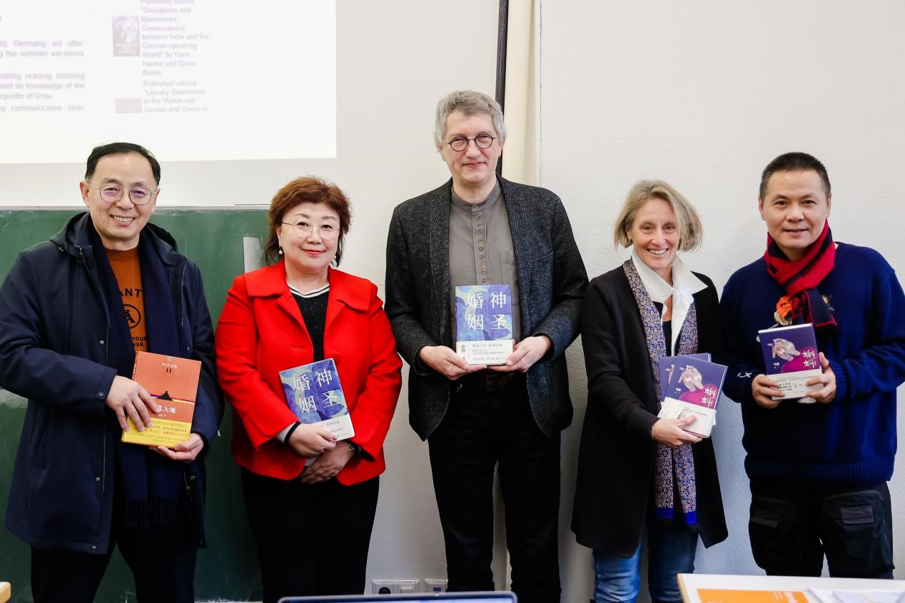 作家向海德堡大學(xué)贈(zèng)書(shū)