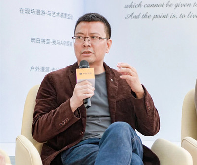 李宏偉，四川江油人，現(xiàn)居北京。著有詩集《你是我所有的女性稱謂》，長篇小說《國王與抒情詩》《灰衣簡史》《引路人》，小說集《假時間聚會》《暗經(jīng)驗》《雨果的迷宮》等。曾獲郁達夫小說獎、吳承恩長篇小說獎、十月文學(xué)獎等獎項，作品入選收獲文學(xué)榜、揚子江評論文學(xué)榜等榜單。