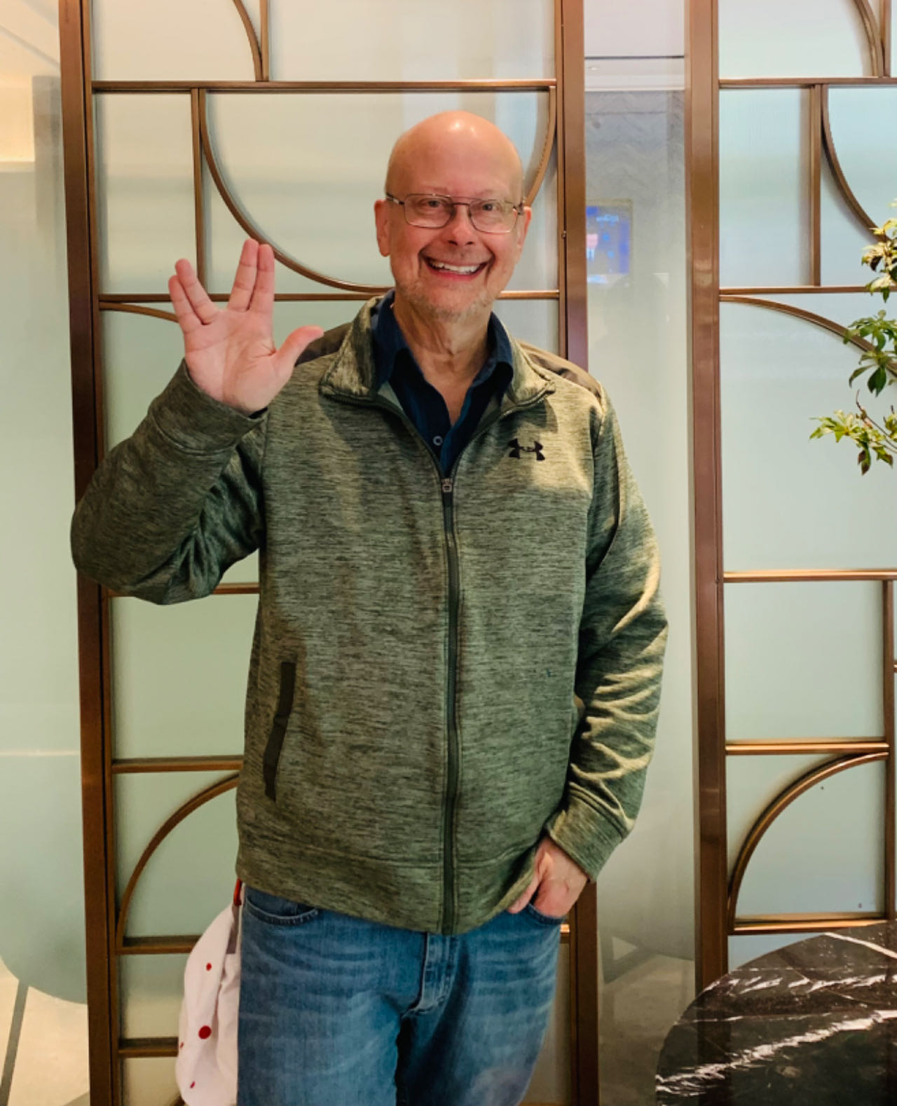 采訪后，羅伯特·索耶擺出了《星際迷航》中瓦肯人的見面禮手勢。程千千 攝