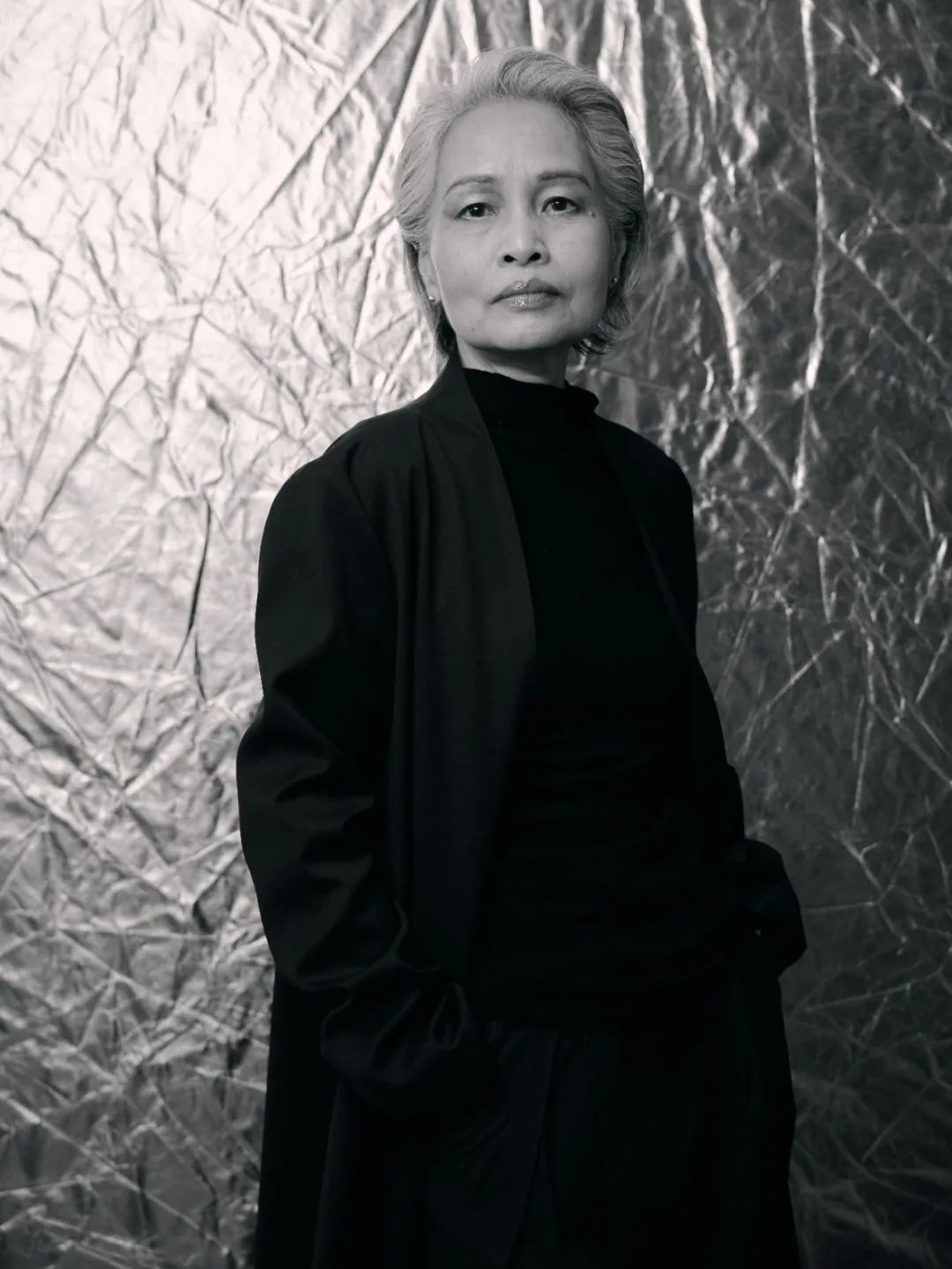 林白，生于廣西北流，現(xiàn)居北京，著有《北流》《北去來辭》《一個(gè)人的戰(zhàn)爭》《說吧房間》《婦女閑聊錄》《萬物花開》等多部長篇小說，獲華語文學(xué)傳媒大獎(jiǎng)年度小說家獎(jiǎng)、老舍文學(xué)獎(jiǎng)長篇小說獎(jiǎng)、人民文學(xué)長篇小說雙年獎(jiǎng)、十月文學(xué)獎(jiǎng)、首屆及第三屆中國女性文學(xué)獎(jiǎng)，譯入日、韓、意、法、英、西班牙等長篇和中篇小說單行本出版。