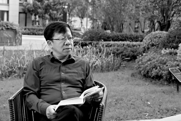 龐余亮，1967年生，現(xiàn)居江蘇靖江。著有長篇小說《薄荷》《丑孩》《有的人》《小不點的大象課》《神童左右左》(系列小說)《看我七十三變》《我們都愛丁大圣》，散文集《半個父親在疼》《小先生》《小蟲子》《頑童馴師記》《紙上的憂傷》，小說集《為小弟請安》《擒賊記》《鼎紅的小愛情》《你們遇上了好辰光》《出嫁時你哭不哭》，詩集《比目魚》《報母親大人書》《五種疲倦》，童話集《銀鐲子的秘密》《躲過九十九次暗殺的螞蟻小朵》等。曾獲得第八屆魯迅文學(xué)獎、第七屆柔剛詩歌年獎、第五屆漢語詩歌雙年十佳、第十三屆萬松浦文學(xué)獎、江蘇省紫金山文學(xué)獎、第二屆孫犁散文獎雙年獎、第二屆揚子江詩學(xué)獎、第九屆冰心散文獎等。