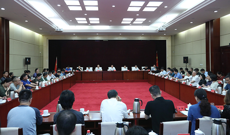 7月25日，第十一屆茅盾文學(xué)獎評獎委員會第一次全體會在京舉行