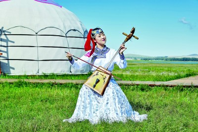 草原上馬頭琴琴聲悠揚(yáng)。光明圖片/視覺(jué)中國(guó)