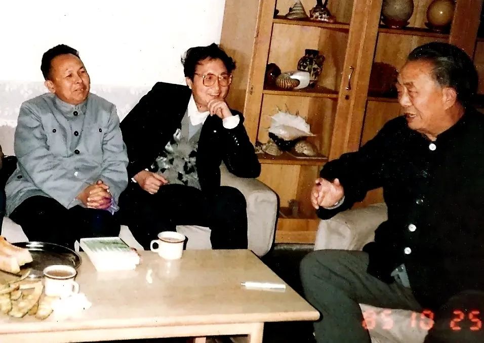 1985年，孫紹振(中間)與謝冕(左一)、艾青(右一)