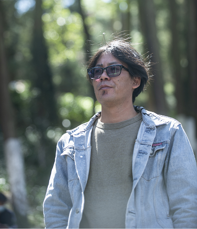 作 者：周明全，復(fù)旦大學(xué)中文系2022級(jí)中國(guó)現(xiàn)當(dāng)代文學(xué)博士研究生，《大家》雜志主編。著有《隱藏的鋒芒》《“80后”批評(píng)家的槍和玫瑰》《70后批評(píng)家的聲音》等；與陳思和共同主編《“80后”批評(píng)家文叢》《70后批評(píng)家文叢》，主編《當(dāng)代著名學(xué)者研究資料叢書(shū)》等。曾獲第十四屆中國(guó)當(dāng)代文學(xué)研究?jī)?yōu)秀成果獎(jiǎng)、《文學(xué)報(bào)·新批評(píng)》2015年度優(yōu)秀評(píng)論新人獎(jiǎng)特別獎(jiǎng)、2020年南方文學(xué)盛典年度批評(píng)家等。