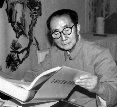 學(xué)人小傳  呂驥（1909—2002），湖南湘潭人，音樂(lè)理論家、作曲家、社會(huì)活動(dòng)家。曾三次考入上海國(guó)立音樂(lè)?？茖W(xué)校，均因生活或政治原因輟學(xué)。1931年加入左翼劇聯(lián)，其后組織業(yè)余合唱團(tuán)，推動(dòng)救亡歌詠運(yùn)動(dòng)，發(fā)起成立歌曲研究會(huì)，培養(yǎng)了一批青年作曲家。1937年在北平、綏遠(yuǎn)等地開(kāi)展抗日救亡歌詠活動(dòng)，10月赴延安，任魯藝音樂(lè)系主任。1949年后任中央音樂(lè)學(xué)院黨委書(shū)記、副院長(zhǎng)，中國(guó)音樂(lè)家協(xié)會(huì)第一、二、三屆主席（1949—1985）。1985年當(dāng)選為國(guó)際音樂(lè)理事會(huì)名譽(yù)會(huì)員。除音樂(lè)創(chuàng)作外，還進(jìn)行民族音樂(lè)的整理與理論研究，主要論著有《中國(guó)新音樂(lè)的展望》《中國(guó)民間音樂(lè)研究提綱》《〈樂(lè)記〉理論新探》《呂驥文選》等，編有《新音樂(lè)運(yùn)動(dòng)論文集》。作者供圖
