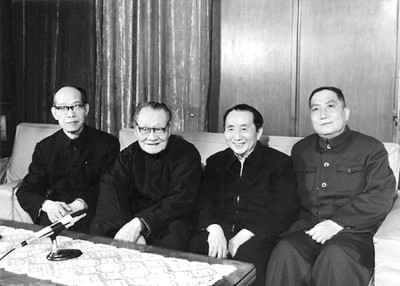1987年，呂驥（右2）與文藝家鐘敬文（左2）、賈芝（左1）、羅揚(yáng)在一起。作者供圖