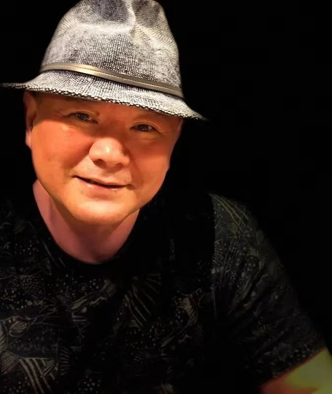 李西閩，著名作家，福建長汀人;曾在《收獲》《花城》《青年作家》《上海文學(xué)》《作品》《江南》等刊發(fā)表大量文學(xué)作品；著有長篇小說“唐鎮(zhèn)三部曲”：《執(zhí)夢》《畫師》《饑餓》以及《血鈔票》《地震三書》《孤獨(dú)旅行家》，短篇小說集《以博爾赫斯命名的房間》，散文集《肉身》《死亡之書》等50余部；有五卷本《李西閩自選文集》、六卷本《李西閩文集》以及10卷本《李西閩經(jīng)典小說文集》出版；現(xiàn)居上海。