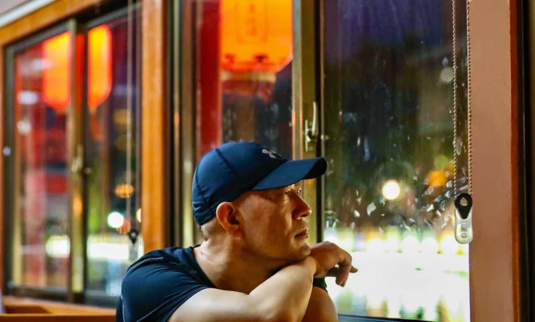 王凱，一九七五年生于陜西綏德，中國作協(xié)全委會委員。著有長篇小說《導(dǎo)彈和向日葵》《上尉的四季》、小說集《沉默的中士》等。曾獲全軍文藝優(yōu)秀作品一等獎、人民文學(xué)新人獎、茅盾文學(xué)新人獎、十月文學(xué)獎、魯迅文學(xué)獎等獎項(xiàng)。