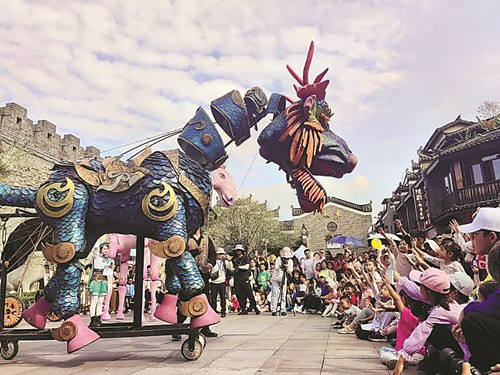 2023桂林藝術(shù)節(jié)上，《山海經(jīng)》中的“神獸”與小觀眾互動(dòng) 張?jiān)?攝