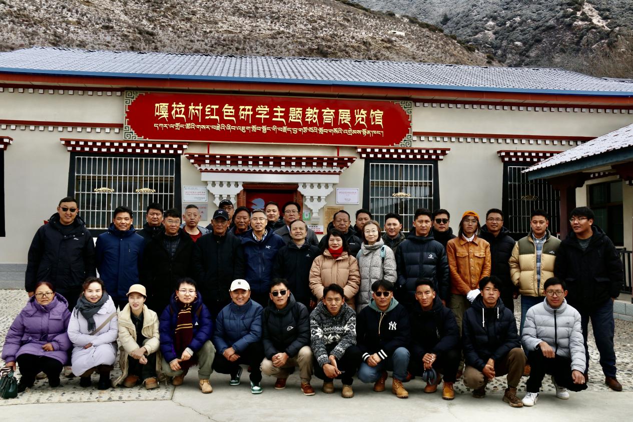 作家翻譯家赴嘎拉村參加文學(xué)實(shí)踐活動