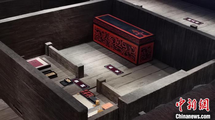 圖為圖為劉賀主墓墓室內(nèi)的復(fù)原展示場景。劉占昆 攝