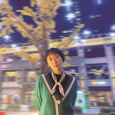 顧拜妮，生于一九九四年，中國人民大學碩士研究生在讀。十四歲開始發(fā)表小說，著有小說集《我一生的風景》。曾從事寫作教師、圖書策劃等工作，二〇一八年起在《山西文學》策劃并主持新銳欄目“步履”。