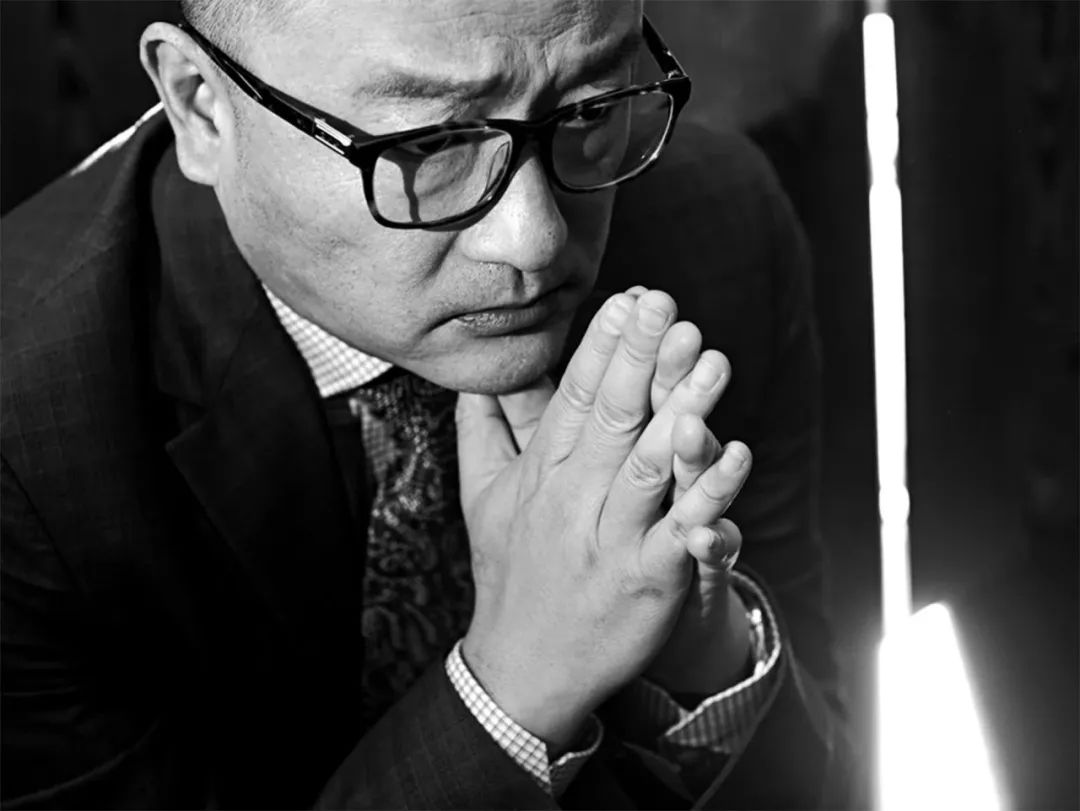 王小帥，中國獨(dú)立電影先鋒導(dǎo)演、編劇，畢業(yè)于北京電影學(xué)院導(dǎo)演系?！肚嗉t》《左右》《地久天長》《闖入者》等代表作在戛納、柏林、威尼斯等國際影展屢獲殊榮，是最具國際影響力的中國導(dǎo)演之一。曾獲柏林電影節(jié)最佳編劇獎，著有散文書信集《薄薄的故鄉(xiāng)》。