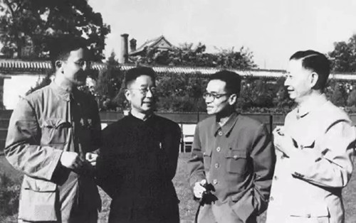 華羅庚（左一）、老舍（左二）、梁思成（右二）、梅蘭芳（右一）的合影