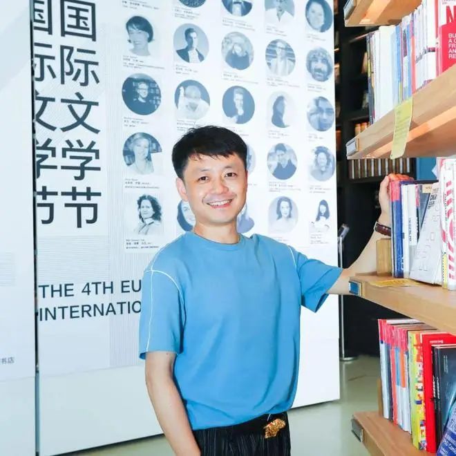 楊慶祥，1980 年生。詩人、批評(píng)家。博士，中國人民大學(xué)文學(xué)院副院長(zhǎng)、教授、博士生導(dǎo)師。主要作品有批評(píng)集《80 后，怎么辦？》《新時(shí)代文學(xué)寫作景觀》，詩集《我選擇哭泣和愛你》《世界等于零》，隨筆集《一種模仿的精神生活》等。