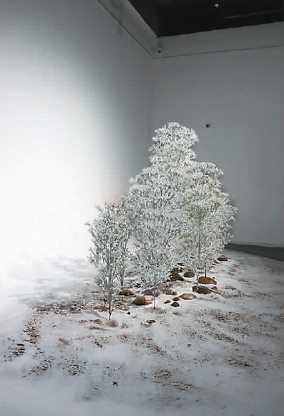 絲路瓷源（影像裝置：陶瓷、琉璃、不銹鋼、石、尾砂結(jié)合影像）  　　鄭冬梅