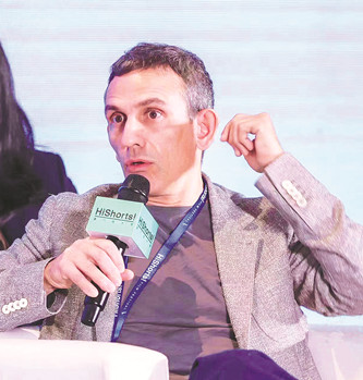 米開(kāi)朗基羅·弗蘭馬汀諾（Michelangelo Frammartino），1968年出生于意大利倫巴第米蘭，意大利導(dǎo)演、編劇。1995年，執(zhí)導(dǎo)個(gè)人首部短片。2004年，執(zhí)導(dǎo)劇情電影《禮物》。2010年，執(zhí)導(dǎo)劇情電影《四次》，該片獲得第63屆戛納國(guó)際電影節(jié)導(dǎo)演雙周單元?dú)W洲電影獎(jiǎng)，他憑借該片提名第55屆意大利大衛(wèi)獎(jiǎng)最佳導(dǎo)演。2013年，執(zhí)導(dǎo)劇情電影《樹(shù)》。2021年，執(zhí)導(dǎo)劇情電影《洞》，該片獲得第78屆威尼斯國(guó)際電影節(jié)評(píng)審團(tuán)特別獎(jiǎng)。2022年，擔(dān)任第12屆北京國(guó)際電影節(jié)“天壇獎(jiǎng)”國(guó)際評(píng)委會(huì)的評(píng)委