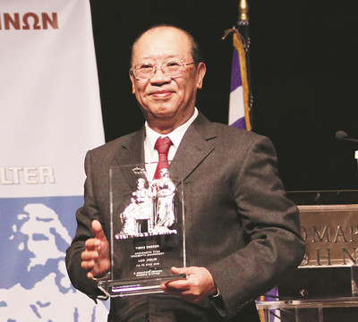 羅錦鱗，當代著名戲劇導演藝術(shù)家、理論家、戲劇教育家。自20世紀60年代起，他先后導演《榆樹下的欲望》《愛情的傳說》《霓虹燈下的哨兵》等百余部舞臺劇、電視劇和廣播劇。自1986年起，導演了《俄狄浦斯王》《安提戈涅》等十余部古希臘戲劇，多次赴國外訪問演出，享有較高國際聲譽。2009年獲希臘雅典州政府授予“希臘文化大使”稱號，2024年獲第九屆“會林文化獎”。