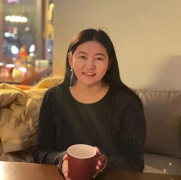 孔呂磊  孔呂磊，女，1993年生，陜西吳堡人。有散文、詩歌、評論等發(fā)表于《人民文學(xué)》《美文》《作家》《散文》《新文學(xué)評論》等刊物。從事文學(xué)編輯工作多年，責(zé)編圖書獲多種獎項?，F(xiàn)為《小說評論》編輯。