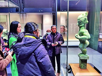 豎披發(fā)青銅人像引人矚目。本報記者 任鵬攝/光明圖片