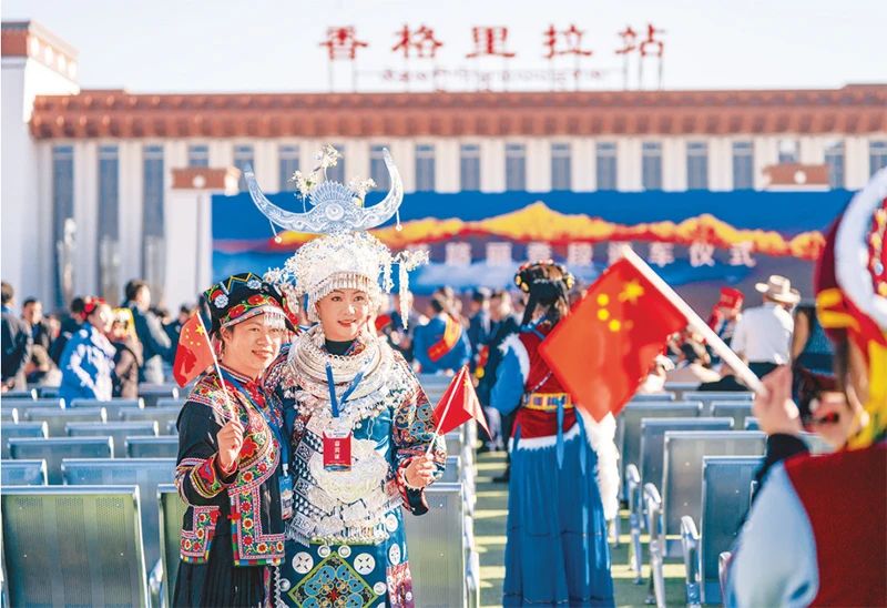 2023年11月26日，麗江至香格里拉鐵路開通運(yùn)營。麗香鐵路起自云南省麗江市玉龍納西族自治縣麗江站，接入云南省迪慶藏族自治州香格里拉市香格里拉站，穿越青藏高原橫斷山區(qū)腹地，途經(jīng)多個民族聚集地。圖為麗香鐵路開通當(dāng)日，參加通車儀式的少數(shù)民族代表拍照留念。 新華社記者 陳欣波/攝