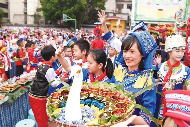 2023年4月20日，廣西南寧市逸夫小學(xué)舉行2023“壯族三月三”暨“鑄牢中華民族共同體意識”主題教育活動。色彩繽紛的民族服裝、民族風(fēng)情濃郁的歌舞表演、多種多樣的特色美食，讓校園處處洋溢著歡樂。 新華社記者 周華/攝