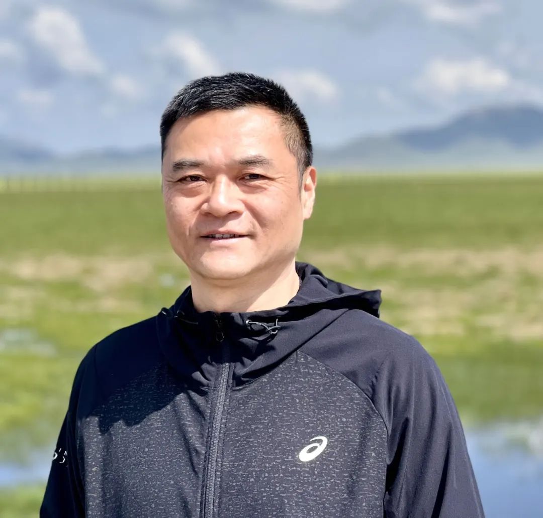 王嘯峰：一九六九年出生，蘇州人。在《人民文學(xué)》《收獲》《青年文學(xué)》《十月》《花城》《鐘山》等刊發(fā)表作品逾百萬(wàn)字，被《小說(shuō)選刊》《小說(shuō)月報(bào)》等多家選刊轉(zhuǎn)載。出版散文集《蘇州煙雨》《吳門(mén)夢(mèng)憶》，小說(shuō)集《虎嗅》《通古斯記憶》《隱秘花園》《浮生流年》等。曾獲紫金山文學(xué)獎(jiǎng)、《鐘山》文學(xué)獎(jiǎng)、葉圣陶文學(xué)獎(jiǎng)等獎(jiǎng)項(xiàng)。