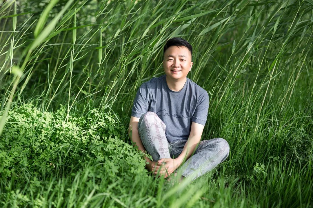 韓松落，著有《春山夜行》《我口袋里的星辰如沙礫》《竊美記》《為了報仇看電影》《我們的她們》等，出版音樂專輯《靠記憶過冬的鳥》。曾擔任華語電影傳媒大獎、平遙國際電影展、迷影精神賞等多項電影獎評委。曾獲第二屆“短篇小說雙年獎”首獎、刀鋒圖書獎等獎項。