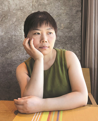 胡泊，傳播學(xué)學(xué)士，比較文學(xué)與世界文學(xué)碩士，資深圖書編輯。另有小說(shuō)集與翻譯作品出版