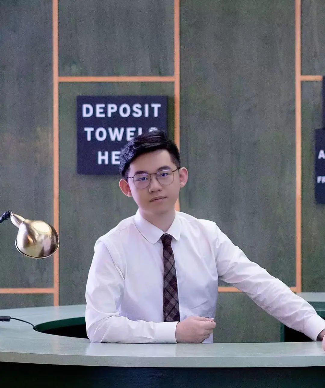 殺蟲隊隊員，1991年生，山東青島人。番茄小說金番作家，擅長懸疑幻想類題材，設定新穎，多重反轉(zhuǎn)，筆下人物鮮活立體。代表作《傳說管理局》《十日終焉》等。《十日終焉》居番茄懸疑榜TOP1，上架1年累計千萬讀者閱讀，超21萬讀者打出9.8的評分，追更人數(shù)300萬+，長期蟬聯(lián)番茄總閱讀榜TOP1，其網(wǎng)絡影響力已成“破圈”作品，已改編廣播劇，出版實體書，售出動漫、影視版權。