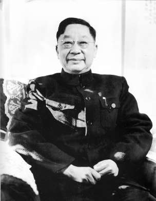 50年代末，老舍在北京寓所客廳。