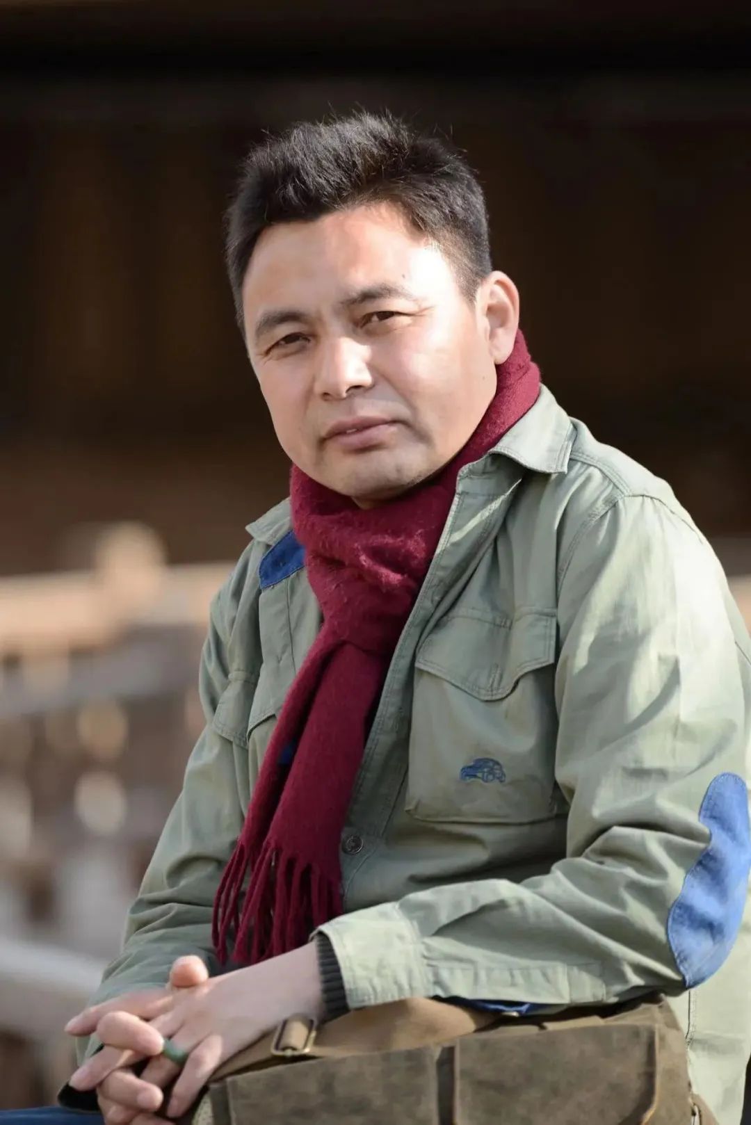 龍仁青，先后在《人民文學》《中國作家》《十月》《民族文學》《青年文學》等刊發(fā)表原創(chuàng)、翻譯作品四百余萬字，出版《光榮的草原》《咖啡與酸奶》《孔雀翎上的雪峰》等作品三十余部。作品曾獲全國少數(shù)民族文學創(chuàng)作“駿馬獎”、漢語文學“女評委”大獎、三毛散文獎、青海文學藝術獎等，多次被《小說月報》《小說選刊》《散文選刊》《散文海外版》等轉載，入選《中國短篇小說年選》《中國散文20家》等多種年度選本。部分作品被譯為英、意、日等國文字。