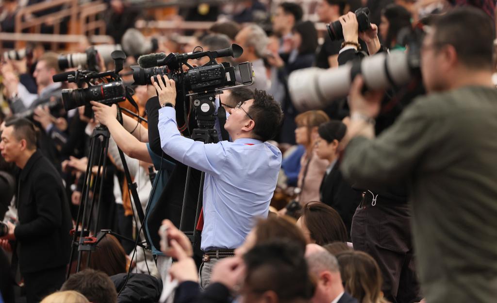 3月11日，第十四屆全國(guó)人民代表大會(huì)第二次會(huì)議在北京人民大會(huì)堂舉行閉幕會(huì)。這是記者在閉幕會(huì)上采訪。新華社記者 劉續(xù) 攝
