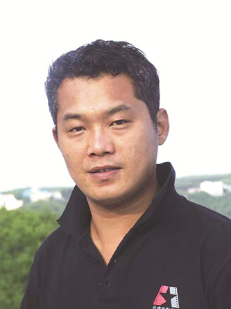 李云雷，《小說選刊》副主編，中國現(xiàn)代文學館特邀研究員，中國文藝評論家協(xié)會青年委員會委員。著有評論集《重申新文學的理想》《新時代文學與中國故事》等，小說集《再見，牛魔王》《沉默的人》等。曾獲馮牧文學獎、茅盾文學新人獎等多個獎項