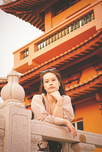 葉昕昀，北京師范大學(xué)文學(xué)創(chuàng)作方向博士在讀。2023年出版首部小說集《最小的?！贰６唐≌f《孔雀》獲2021年收獲文學(xué)榜短篇小說榜第四名。2023年獲武漢文學(xué)季“年度青年作家”