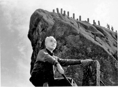 王朝聞，1909年出生，2004年去世，四川合江人。美學家、藝術理論家、雕塑家、藝術教育家。1932年考入杭州藝專；1940年赴延安，在魯迅藝術文學院進行雕塑創(chuàng)作與教學；新中國成立后，曾任中央美術學院教授兼副教務長，中國美術家協(xié)會副主席，中華全國美學學會會長，《美術》雜志主編，文化部文學藝術研究院（今中國藝術研究院）副院長。著有《新藝術創(chuàng)作論》《一以當十》《論鳳姐》《審美談》《審美心態(tài)》《雕塑雕塑》等。