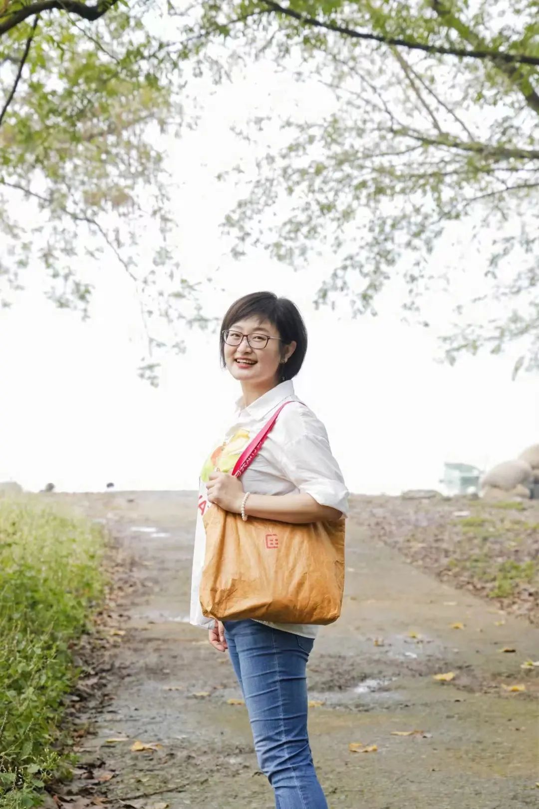 安殿榮，女，滿族，1981年生于遼寧北鎮(zhèn)?，F(xiàn)供職于《民族文學(xué)》雜志社，系中國小說學(xué)會理事、中國少數(shù)民族作家學(xué)會會員。有作品見于《南方文壇》《文藝報(bào)》等報(bào)刊。