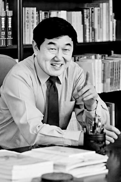 陳洪 南開大學(xué)講席教授，國家級(jí)教學(xué)名師，南開大學(xué)原常務(wù)副校長；任《文學(xué)遺產(chǎn)》《天津社會(huì)科學(xué)》等學(xué)術(shù)期刊編委，《文學(xué)與文化》主編，曾獲國家級(jí)教學(xué)成果一等獎(jiǎng)；研究領(lǐng)域涉及中華傳統(tǒng)文化、中國古典文學(xué)、中國文學(xué)批評(píng)史、中國古代小說理論、明清小說、文學(xué)與宗教等諸多方面，著有《結(jié)緣：文學(xué)與宗教》《中國小說理論史》《金圣嘆傳》《六大名著導(dǎo)讀》《漫說水滸》等。