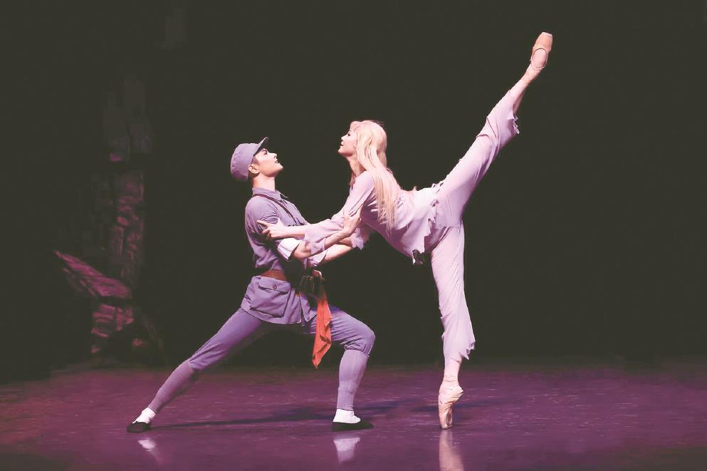 芭蕾舞劇《白毛女》劇照。 （上芭供圖）